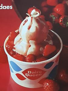 Strawberry Sundae (Medium)