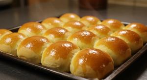 Fresh Baked Bread (1 Roll)