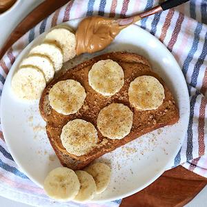 Toast with Peanut Butter and Banana (Whole Wheat Bread)