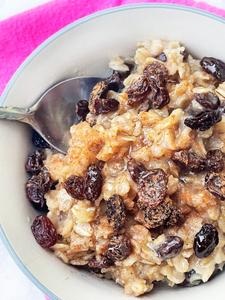 Oatmeal with Raisins and Cinnamon