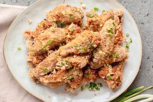 Chicken Wings, Plain or Salt and Pepper (6 Pieces)