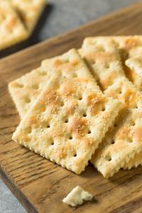 Saltine or Soda Crackers (5)