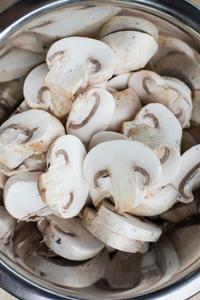 Mushrooms, Raw, Sliced (1/2 Cup)